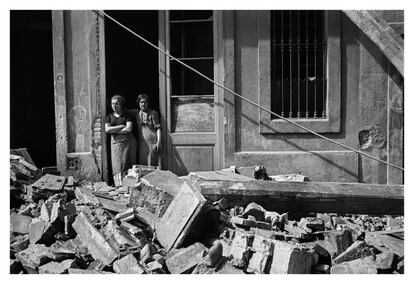 Dues dones després d'un bombardeig, al Poble-sec, Barcelona, 14 de març del 1937.