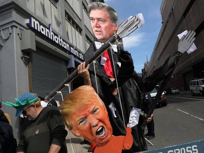 Una marioneta de Steve Bannon y Donald Trump en las protestas contra el presidente en Nueva York. 