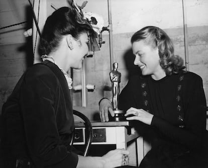 Ingrid Bergman, admirando la estatuilla del Oscar conseguido por la actriz Jennifer Jones en 'Gaslight'.