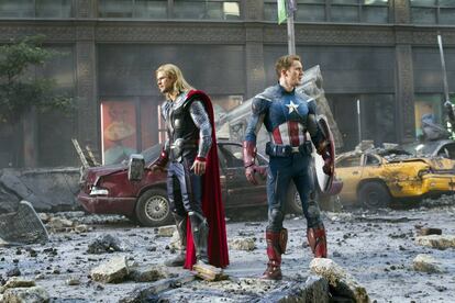 ¿Caben todos los superhéroes de Marvel en una película? En 'Los vengadores' incluso encajan bien. En la imagen, Chris Hemsworth (Thor) y Chris Evans (Capitán América).