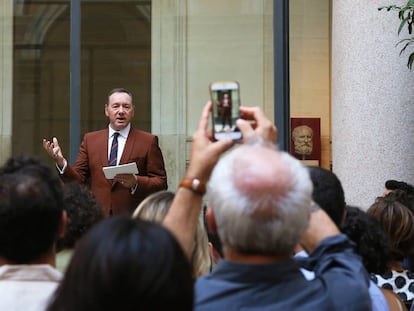 El actor Kevin Spacey, el pasado viernes, recitando el mónolo de 'The Boxer' en Roma.