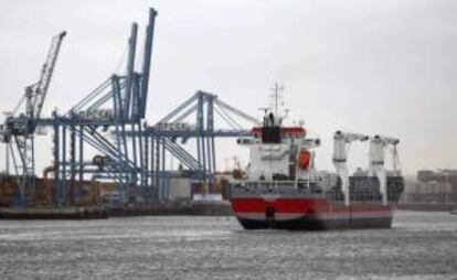 Un barco abandona a primera hora las instalaciones de un puerto español. EFE/Archivo