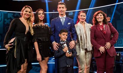 Cristiano Ronaldo posa con su novia, su hijo, su madre y sus dos hermanas.