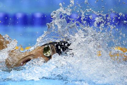 O norte-americano Michael Phelps competindo.