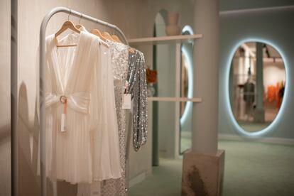 Varios vestidos y detalles de la tienda de ropa de alquiler Borow, en Madrid.