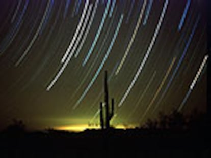 Lluvia de estrellas en el desierto de Arizona, al fondo se distingue la contaminación lumínica de Phoenix.
