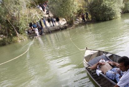 Un hombre sirio herido es trasladado a Turquía sobre el río Orontes, en la frontera turco-siria cerca de la aldea de Hacipasa en la provincia de Hatay. Fotografía del 10 de octubre 2012.