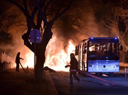 Atentado con coche bomba contra unos autobuses de transporte de personal en instalaciones militares en Ankara, Turquía.
