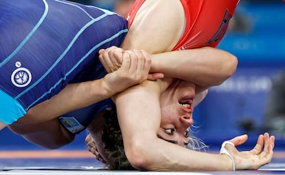 La estadounidense Helen Louise Maroullis y la ucraniana Alina Hrushyna Akobiia en acción durante los cuartos de final de lucha libre femenina 57kg. 
