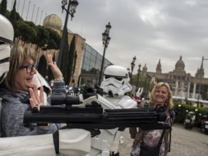 Tropas Imperiales, a las puertas del Salón del Cómic en un mediodía nublado y frío.