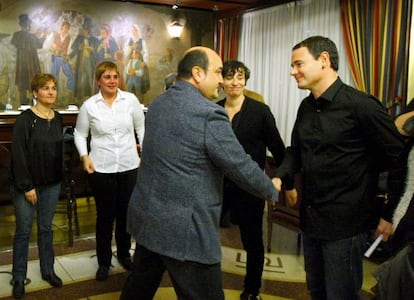 Andoni Ortuzar, presidente del PNV, saluda a Hasier Arraiz, líder de Sortu, antes de comparecer en rueda de prensa en Bilbao en 2014.