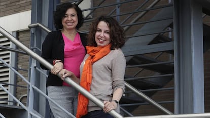 Las periodistas Mónica Almeida (izquierda) y Ana Karina López, en Madrid.