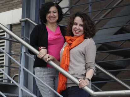 Las periodistas Mónica Almeida (izquierda) y Ana Karina López, en Madrid.