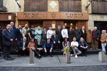 Foto de familia de los asistentes al homenaje al empresario Lucio Blázquez (en el centro) en su restaurante, el pasado 7 de febrero. Entre los asistentes, políticos como José Luis Martínez-Almeida y Begoña Villacís, alcalde y vicealcaldesa, respectivamente, y cocineros como Alberto Chicote o Paco Roncero.