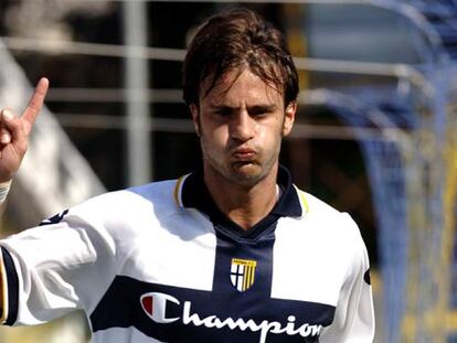 Alberto Gilardino celebra su cuarto gol en el partido entre el Parma y el Livorno (6-4).