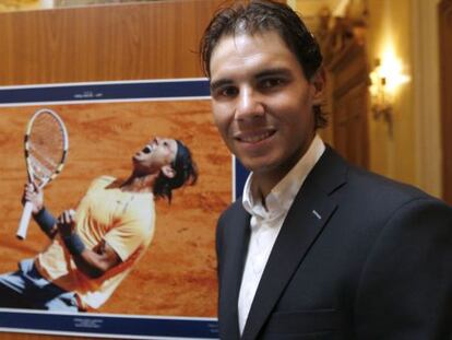 Nadal posa ante una foto de la final del Masters de 2012, en Mónaco.