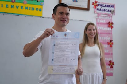 Daniel Noboa muestra su voto para reescribir la constitución, en Olon, el 16 de noviembre.