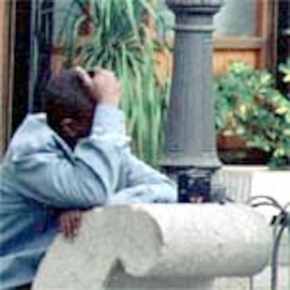Un inmigrante africano descansa en un banco del centro de Las Palmas