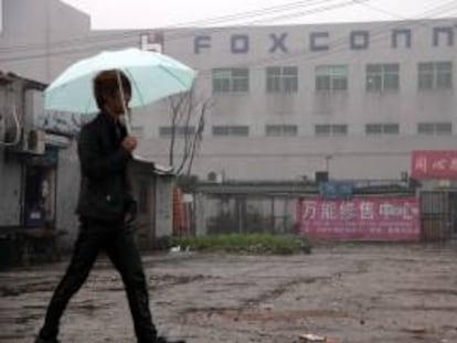 Un hombre camina junto al complejo empresarial Foxconn, en Kunshan, en la provincia china de Jiangsu. EFE/Archivo