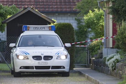 Un coche de la polic&iacute;a suiza, ante el complejo donde ha tenido lugar el tiroteo.