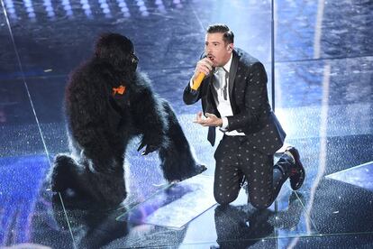 Francesco Gabbani interpreta &#039;Occidentalis Karma&#039;. 