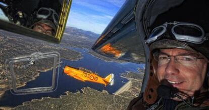 Bernardino León, el Barón Rojo de Zapatero, volando sobre el pantano de Valmayor (Madrid), a bordo de los aviones de la Fundación Infante de Orleans.