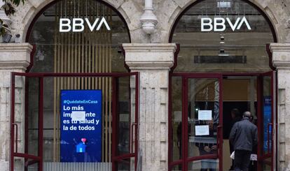 Un hombre entra en una sucursal bancaria del BBVA en Valladolid. EFE/Nacho Gallego/Archivo