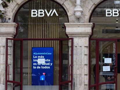 Un hombre entra en una sucursal bancaria del BBVA en Valladolid. EFE/Nacho Gallego/Archivo