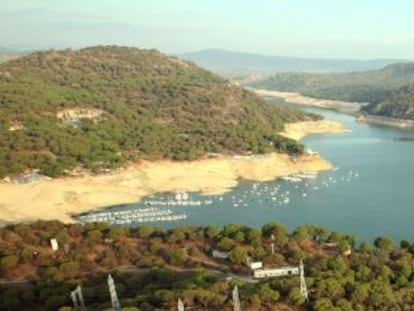 Panorámica del pantano de San Juan, el único de Madrid en el que se puede navegar con barcos de vela o motor.