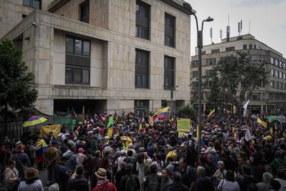 Un grupo de manifestantes bloquea la salida del Palacio de Justicia, este jueves.
