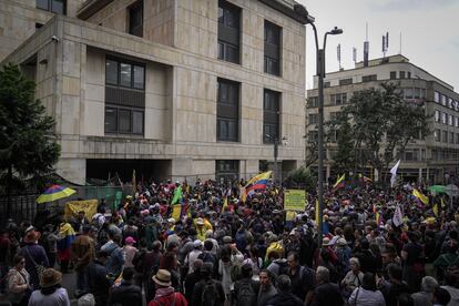 La multitud bloquea las salidas del Palacio de Justicia para impedir que se marchen los magistrados de la Corte Suprema.
