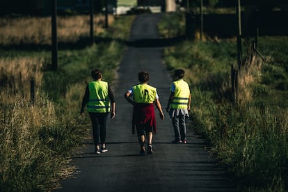 Teté y las dos Marujas, paseando por la aldea de Pereiriña, en A Coruña, este jueves.