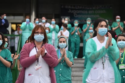 El personal sanitario aplaude a las puertas del Hospital 12 de Octubre de Madrid en la sexta semana del Estado de alarma.