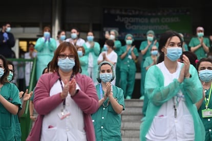 Personal sanitario del hospital 12 de Octubre de Madrid agradece el 20 de abril los aplausos de los vecinos por su labor en la lucha contra el coronavirus.