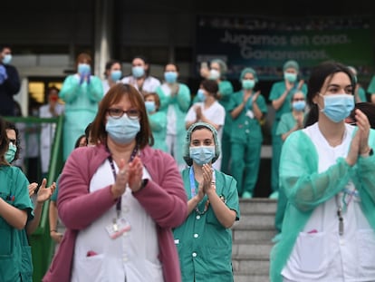 El personal sanitario aplaude a las puertas del Hospital 12 de Octubre de Madrid en la sexta semana del Estado de alarma.