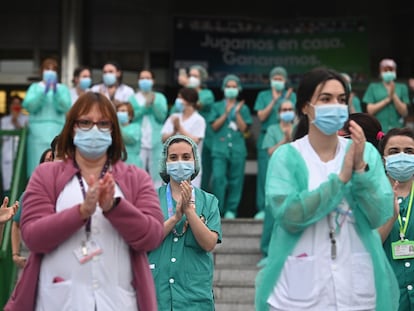 Profissionais de saúde de Madri agradecem, em 20 de abril, os aplausos populares por seu trabalho na luta contra o coronavírus.