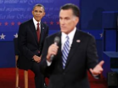 El presidente y candidato demócrata, Barack Obama (i), y el candidato republicano, Mitt Romney (d), hablan durante el segundo debate presidencial televisado en la Universidad Hofstra de Hempstead, Nueva York (EE.UU.).