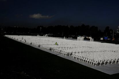 Un policía vigila entre las sillas dispuestas para la misa que ofrecerá el papa Francisco en Bogota.