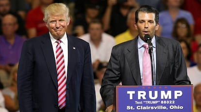 Donald Trump Jr. apresenta seu pai, o presidente dos EUA, em um evento.