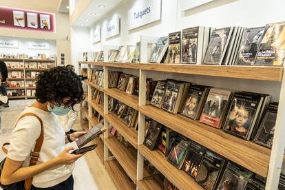 Una visitante observa los libros de la autora Almudena Grandes en la Feria del Libro de Guadalajara.