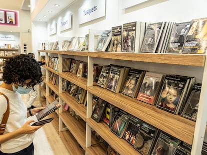 Una visitante observa los libros de la autora Almudena Grandes en la Feria del Libro de Guadalajara.