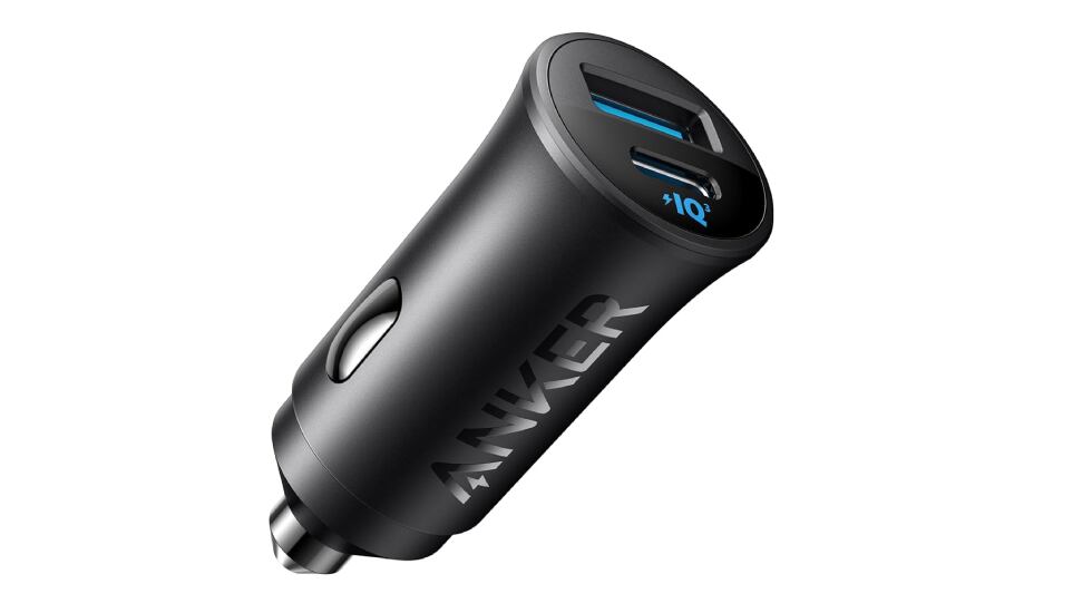 Adaptador de coche Anker con doble puerto USB.