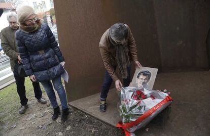 La viuda de Joseba Pagazaurtundua, Estíbaliz Garmendia, coloca una flores ante la escultura 'La casa de Joseba', en presencia de Maite Pagazaurtundua.