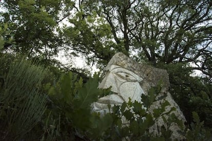 Una de las esculturas de Climent Olm esculpidas en la monta&ntilde;a de Mussa.