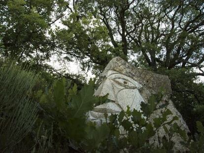 Una de las esculturas de Climent Olm esculpidas en la montaña de Mussa.