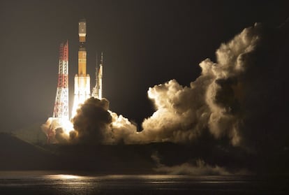 El cohete japonés H-IIB despega en el Centro Espacial de Tanegashima (Japón) con la cápsula Konotori. La cápsula japonesa contiene casi 5 toneladas de alimentos, agua y otros suministros para el sistema de energía solar de la Estación Espacial Internacional. 