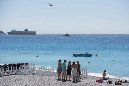 La playa de Niza vuelve a su actividad cotidiana tras el atentado terrorista, el 16 de julio de 2016.