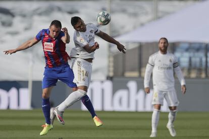 El jugador del Real Madrid Casemiro disputa el balón de con Kike Garcia del Eibar durante el partido de Laliga disputado entre los dos equipos
