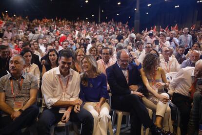 Pedro Sánchez, nuevo secretario general del PSOE, junto a su mujer, Begoñá Gómez, durante el acto de clausura del Congreso Federal del partido, celebrado hoy en Madrid.