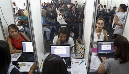 Personas desempleadas buscan trabajo en el CATE, un programa social de la alcaldía de São Paulo